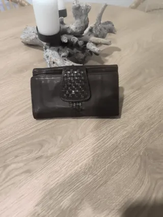 Monedero de piel marrón