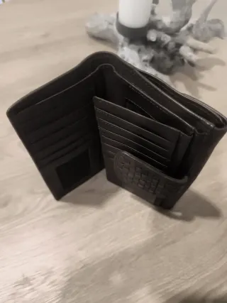 Monedero de piel marrón