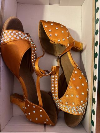 Zapatos de Salón Dorados con Brillantes