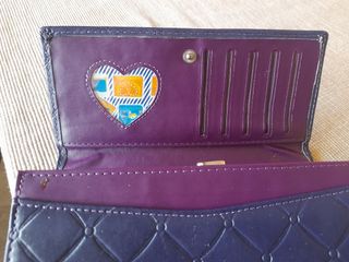 Cartera bolso morada con adornos dorados