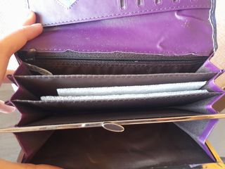 Cartera bolso morada con adornos dorados