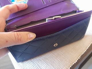 Cartera bolso morada con adornos dorados