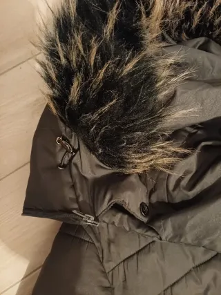 Piumino corto donna nero con cappuccio