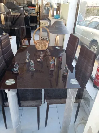 Mesa marrón con 4 sillas