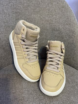 Zapatillas Adidas cálidas beige