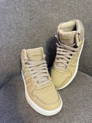 Zapatillas Adidas cálidas beige