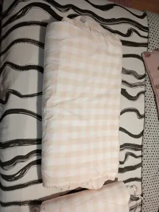 Colcha y chichoneras cuna a cuadros