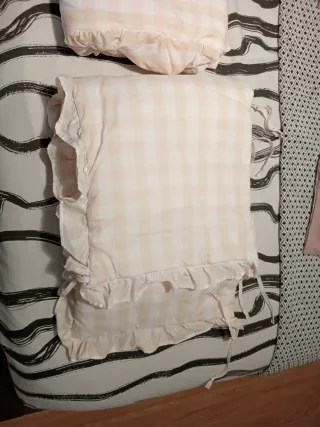 Colcha y chichoneras cuna a cuadros