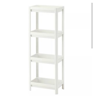 Estanterías blancas baño.