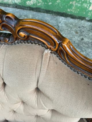 Sillón tapizado beige con detalles madera