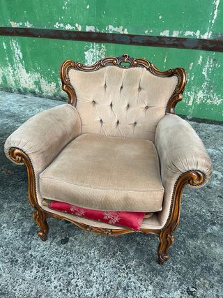 Sillón tapizado beige con detalles madera