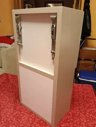 Mueble auxiliar beige y blanco