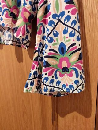 Blusa Zara flores mangas campana escote V