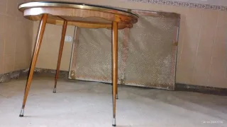 Mesa redonda metal y madera con cristal.