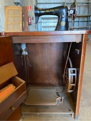 Máquina de Coser Alfa Antigua