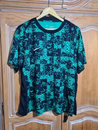Camiseta Nike Negra y Verde Pixelada