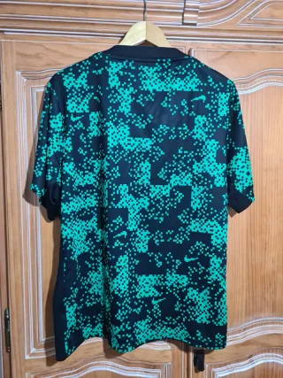 Camiseta Nike Negra y Verde Pixelada