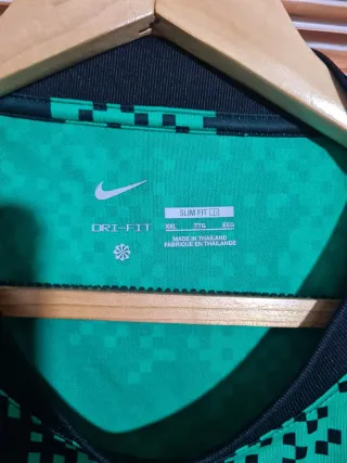 Camiseta Nike Negra y Verde Pixelada