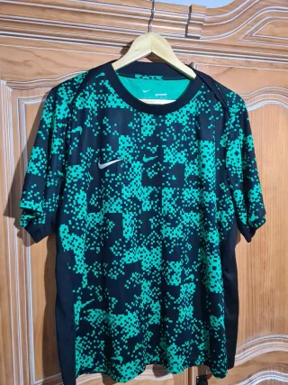 Camiseta Nike Negra y Verde Pixelada