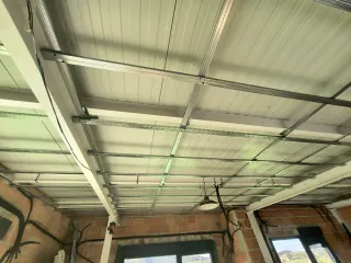 Instalación de techos y paredes en (pladur).