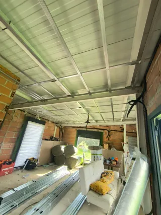 Instalación de techos y paredes en (pladur).