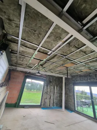 Instalación de techos y paredes en (pladur).