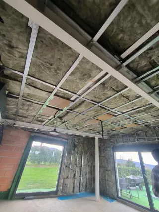 Instalación de techos y paredes en (pladur).