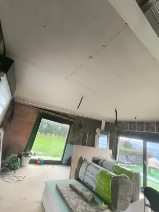 Instalación de techos y paredes en (pladur).