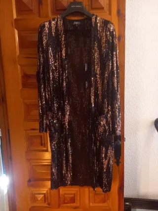 Chaqueta larga lentejuelas fiesta negra y dorada.