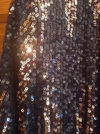 Chaqueta larga lentejuelas fiesta negra y dorada.
