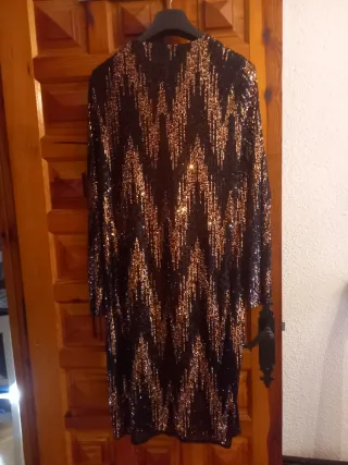 Chaqueta larga lentejuelas fiesta negra y dorada.