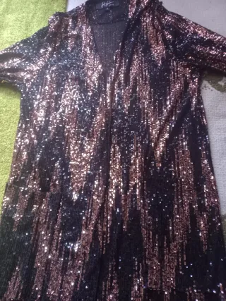 Chaqueta larga lentejuelas fiesta negra y dorada.