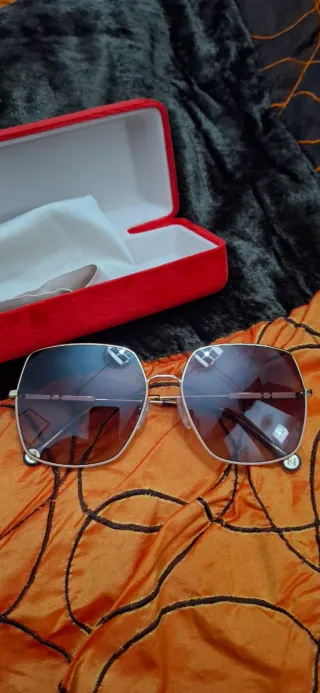 Gafas de sol doradas y marrones