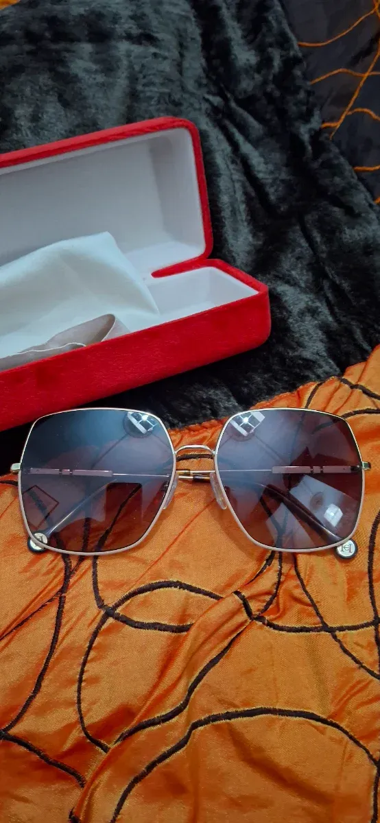 Gafas de sol doradas y marrones