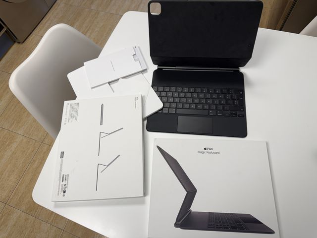 Apple Magic Keyboard para iPad Pro 12,9" PORTUGUES