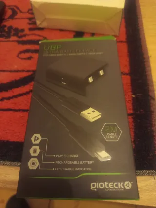 Batería y Cable UBP Gioteck Xbox One