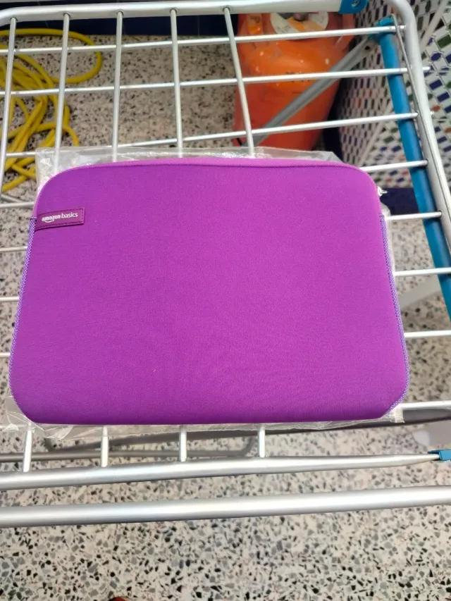 Funda para portátil o tablet color morado.