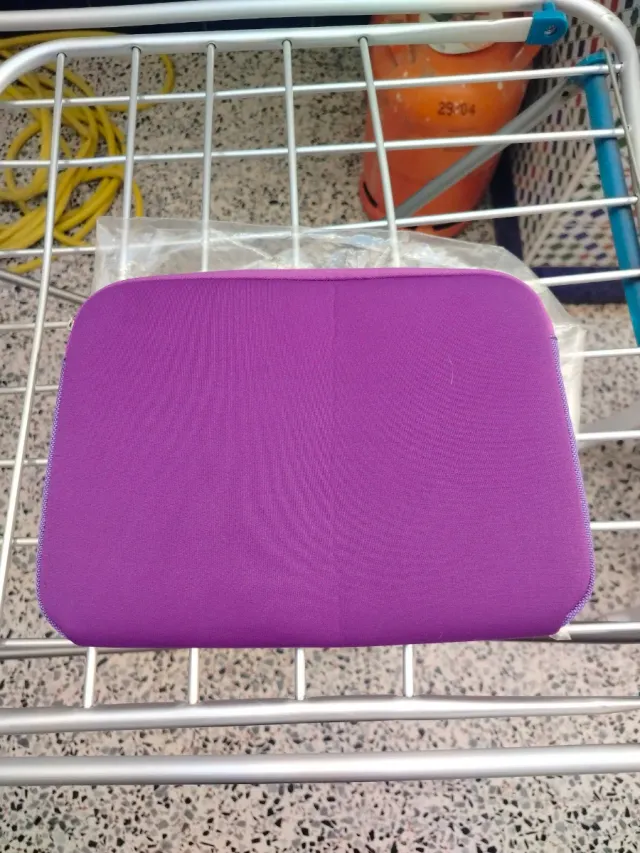 Funda para portátil o tablet color morado.