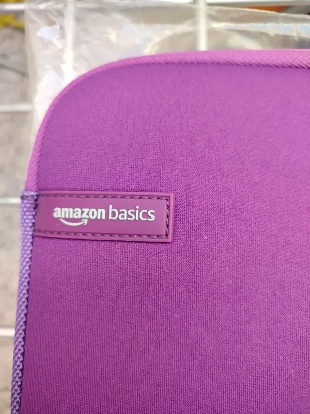 Funda para portátil o tablet color morado.