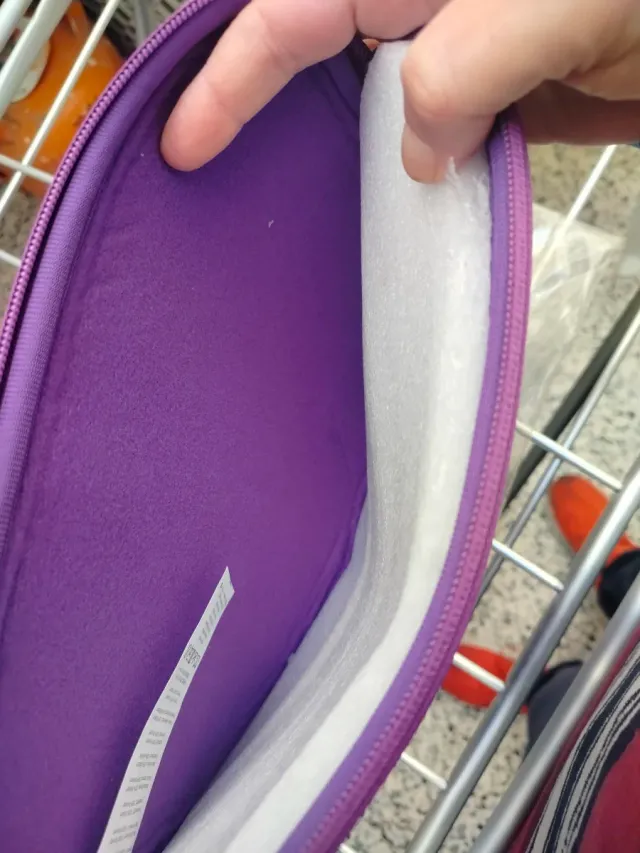 Funda para portátil o tablet color morado.