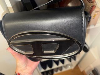 Bolso bandolera Diesel letra D negro