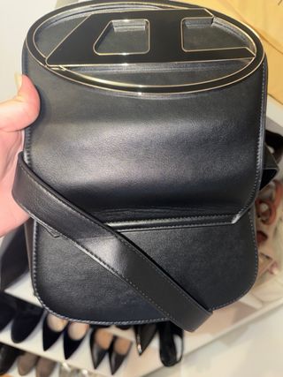 Bolso bandolera Diesel letra D negro