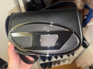 Bolso bandolera Diesel letra D negro