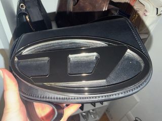 Bolso bandolera Diesel letra D negro