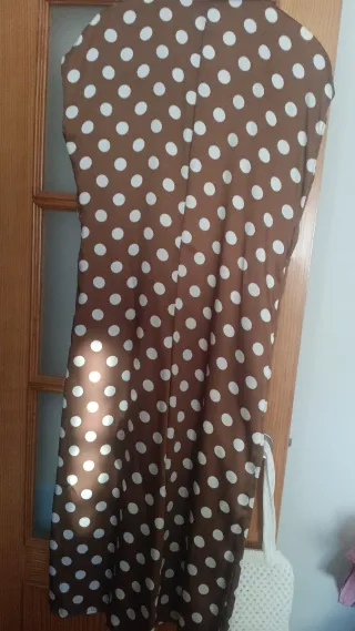 Mono lunares marrón y blanco