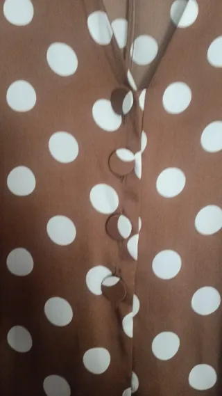 Mono lunares marrón y blanco