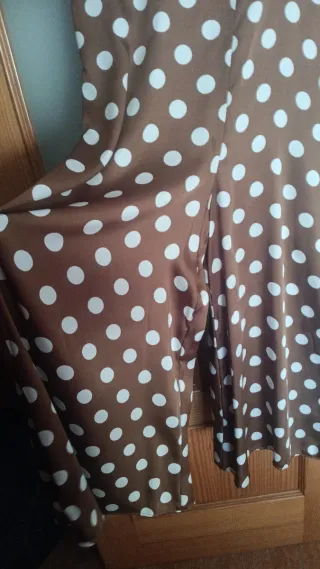 Mono lunares marrón y blanco