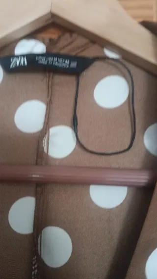 Mono lunares marrón y blanco