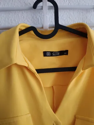 Mono amarillo con cinturón