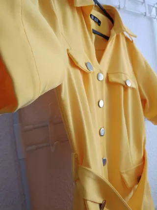 Mono amarillo con cinturón